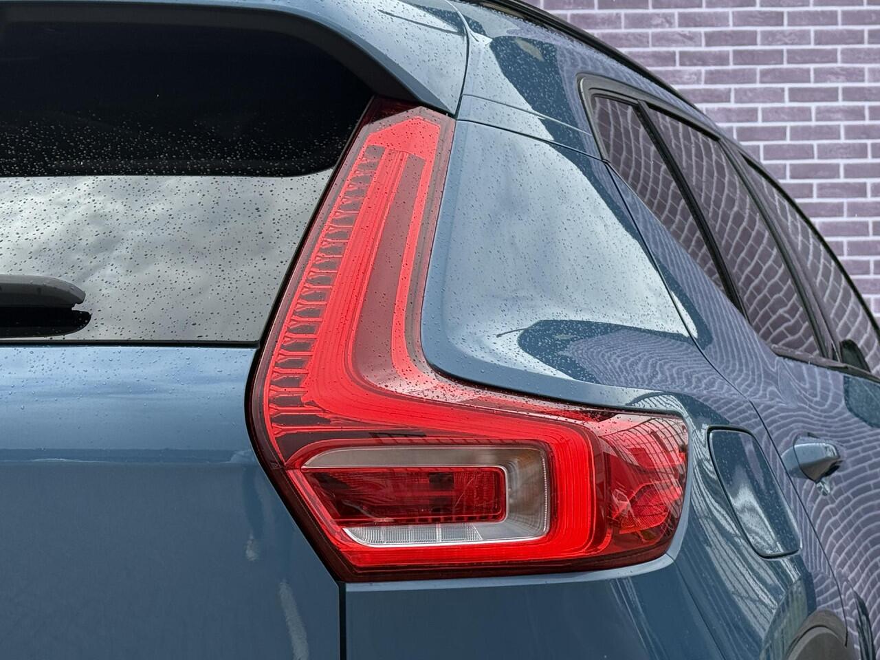 Volvo XC40 2.0 B4 AWD Ultimate Dark | Facelift | Leder | Memory | Panorama-schuifdak | 360° Camera | Harman/Kardon | Keyless Entry | Stuur + Stoel verwarming |