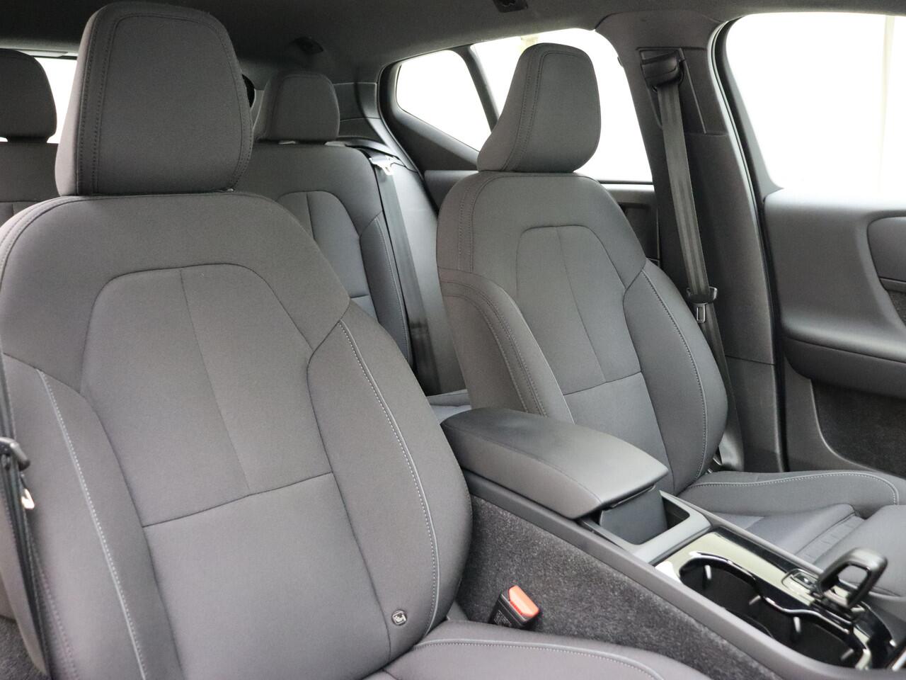 Volvo XC40 Recharge Core / El. Trekhaak / Metallic Lak / Zitting Verlenging / 19'' + All Season banden / PDC + Camera / Lane Keeping Aid /