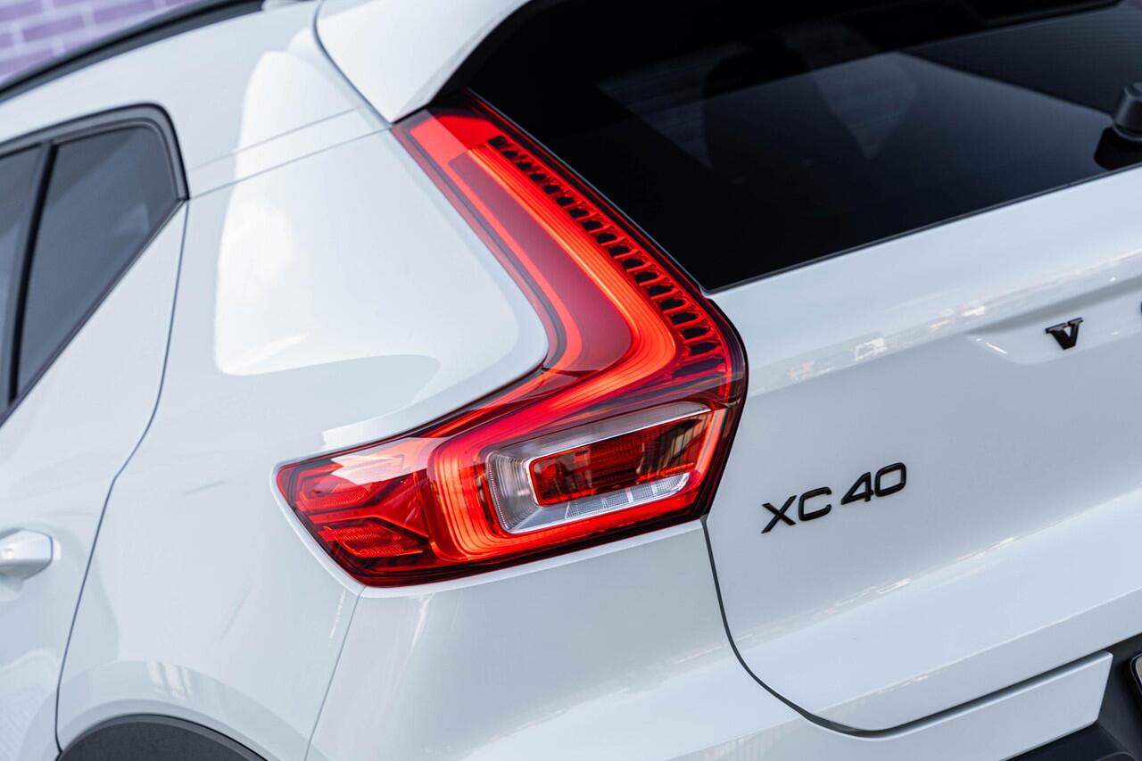 Volvo XC40 B4 Plus Black Edition | Google | Schuif-/Kanteldak | 360 Camera | Adaptieve Cruise | Getint Glas | Memory | Harman Kardon Audio | Zitverlenging | Keyless | 20" LM