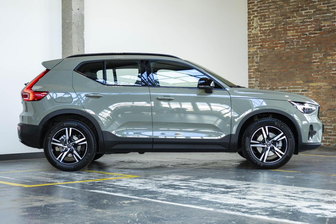 Volvo XC40 B4 Plus Dark | Verwarmde Voorstoelen+Stuurwiel | Verwarmde voorruit | Semi-Elektrische Trekhaak | Harman Kardon Premium Audio | Apple Carplay / Android Auto | Elektrisch bedienbare voorstoelen | Google infotaiment