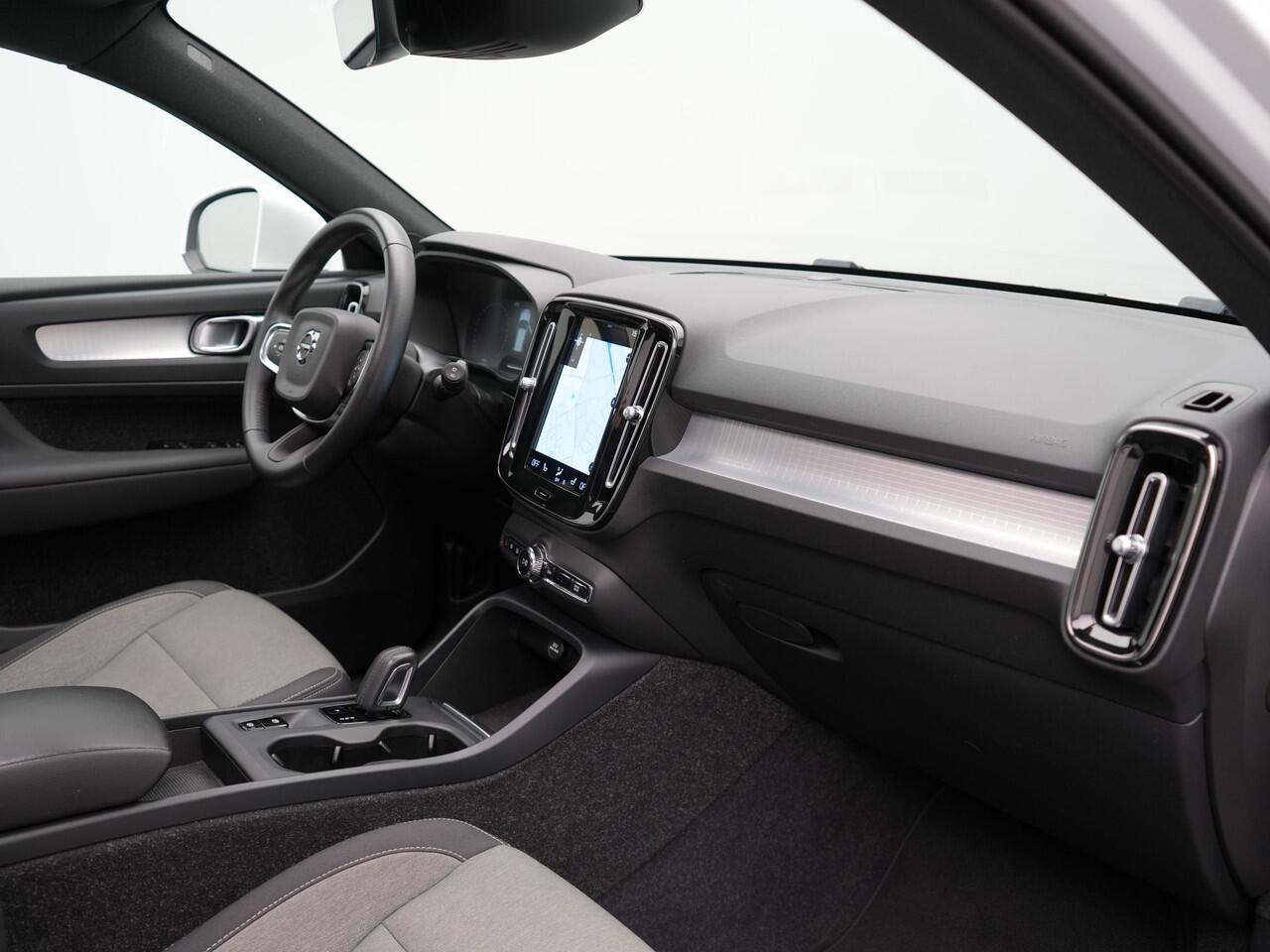 Volvo XC40 T4 Recharge Inscription Plug In Hybrid 211pk Dealer O.H PHEV | Panodak | Adaptive Cruise | Apple Carplay | Stoelen & Stuur Verwarmd | Camera | Navigatie | Keyless | Virtual | DAB |