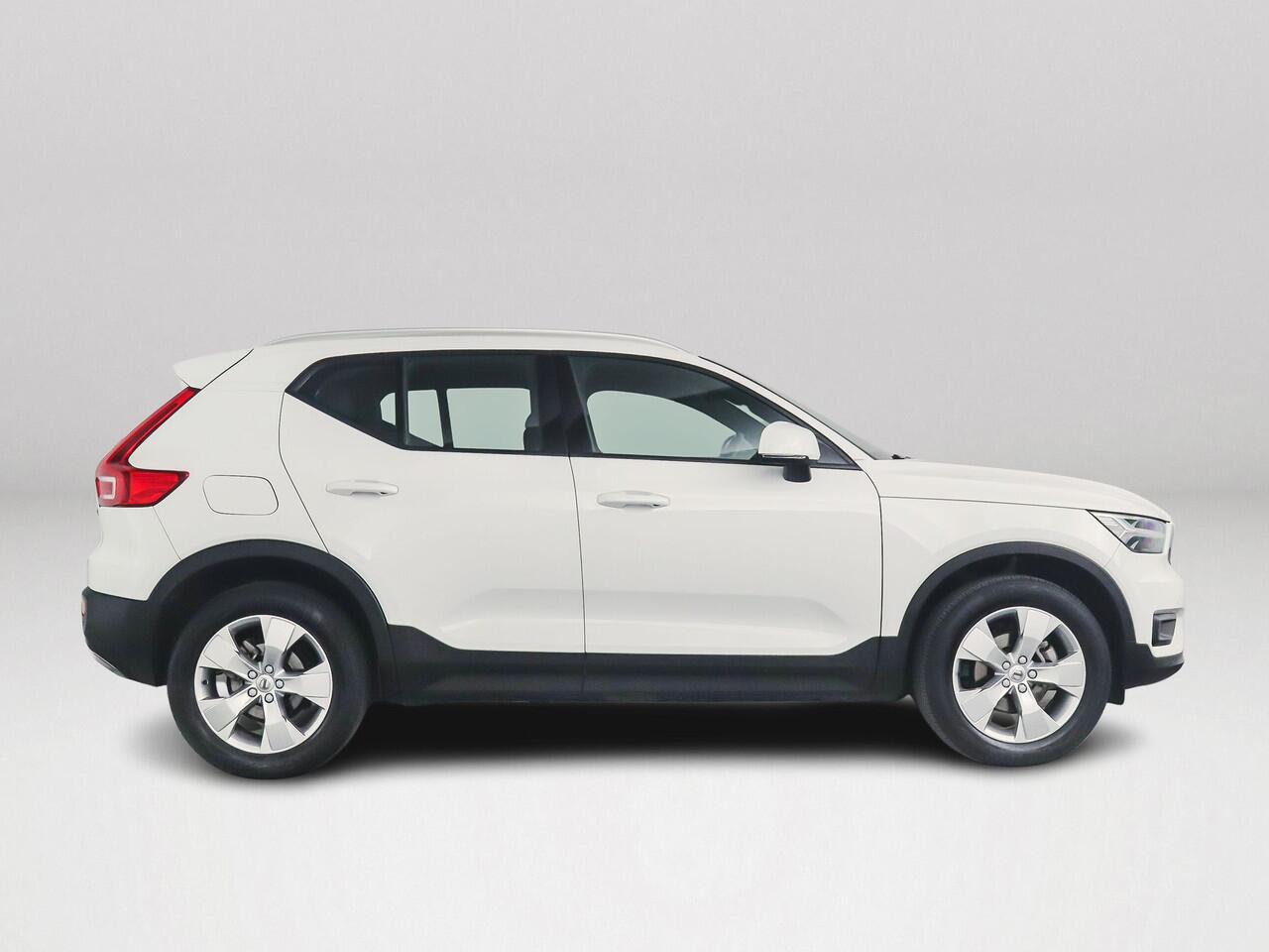 Volvo XC40 T2 Aut. Business Pro | Panoramadak | Stoel- en stuurverwarming | Parkeercamera | Trekhaak