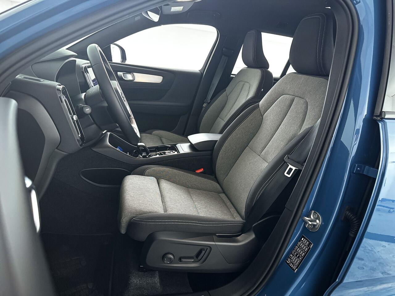 Volvo XC40 B4 Aut. Plus Dark | Harman Kardon | Stoel- en Stuuverwarming | Parkeercamera | Trekhaak