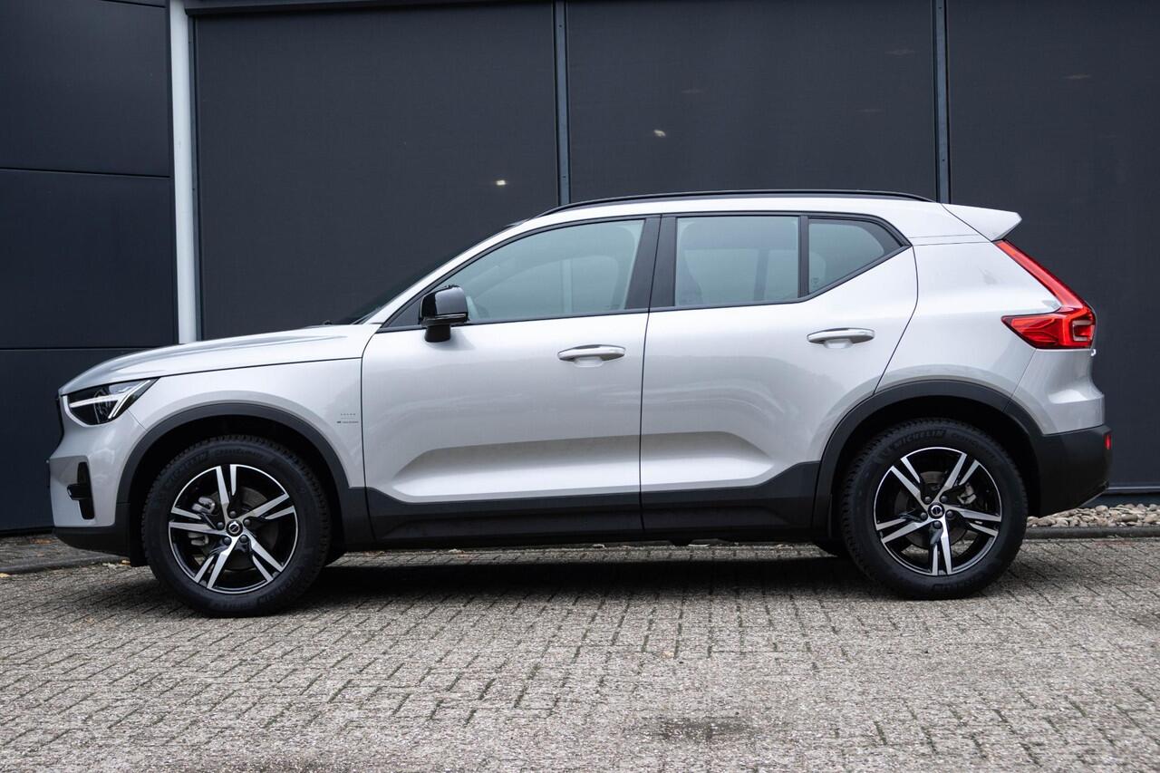 Volvo XC40 B4 Plus Dark | Verwarmbare Voorstoelen en Stuurwiel | Semi-Elektrische Trekhaak | Verwarmbare Voorruit | Premium Audio by Harman Kardon | Adaptieve Cruise Control | Park Assist