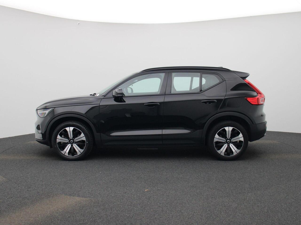 Volvo XC40 Recharge Core 232PK | Allseason-banden | Grootlicht-assistent | Achteruitrijcamera + parkeersensoren | Climate control | Apple CarPlay & Android Auto