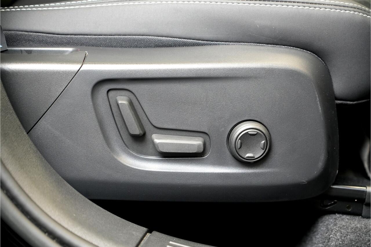 Volvo XC40 1.5 T4 155kW/211pk DCT7 Plug-in hybrid Ultimate Bright PANORAMADAK + HARMAN/KARDON + EL.TREKHAAK + ADAPT.CRUISE + MATRIX LED + LANE ASSIST + LEER/ALCANTARA + STOEL-&STUURVERWARMING + CAMERA + BLIS + EL.STOELEN + PARKSENSOREN V&A + 19" LM-VELGEN!!