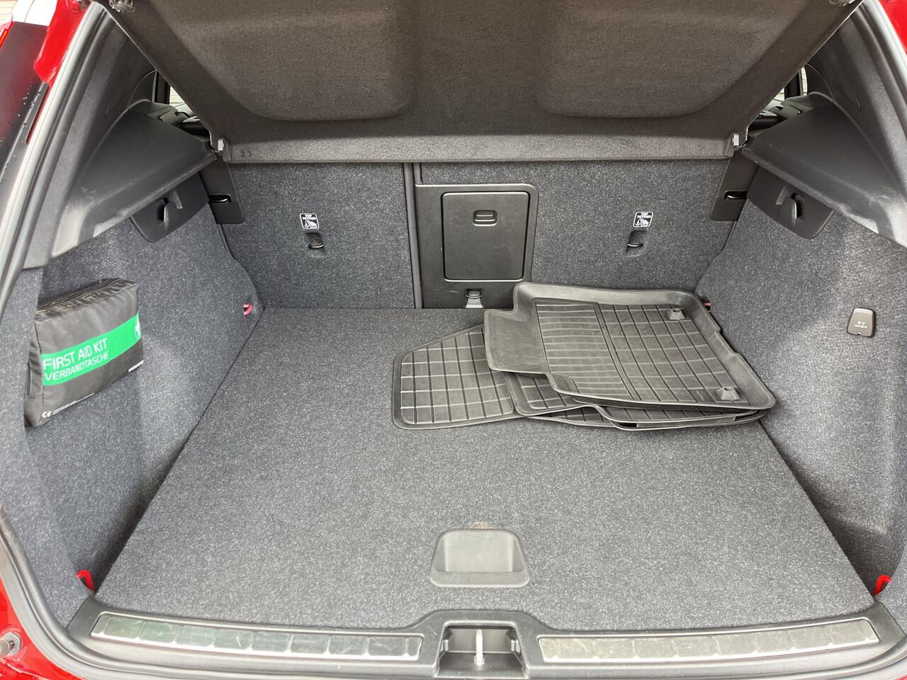 Volvo XC40 T4 Recharge Inscription / Leder / 19" velgen / Achterbank verwarmd /