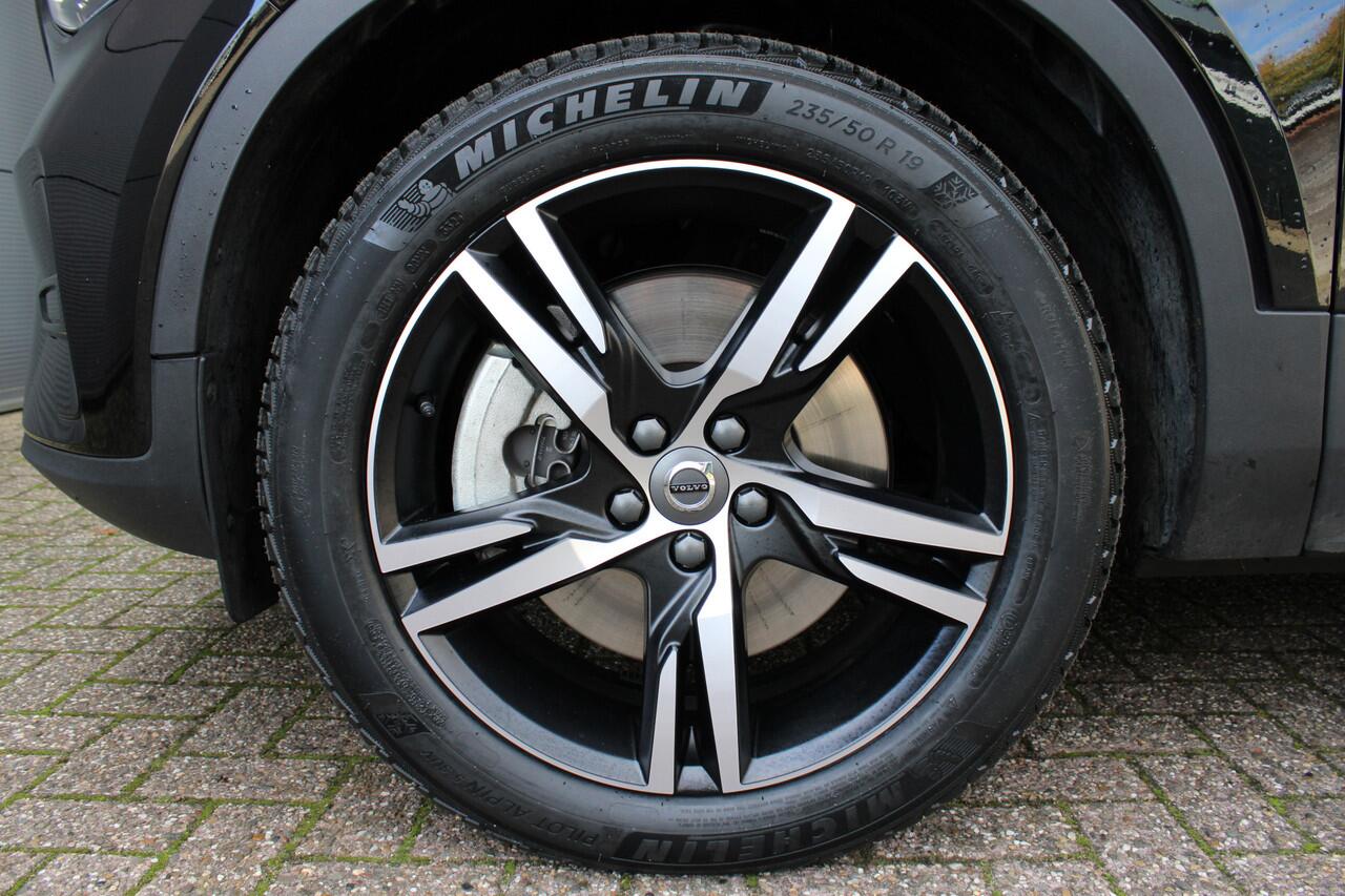 Volvo XC40 1.5 T4 Plug-in hybrid Plus Dark | Trekhaak | H/K | Pilot Assist | Memory | Navigatie | 360 Camera