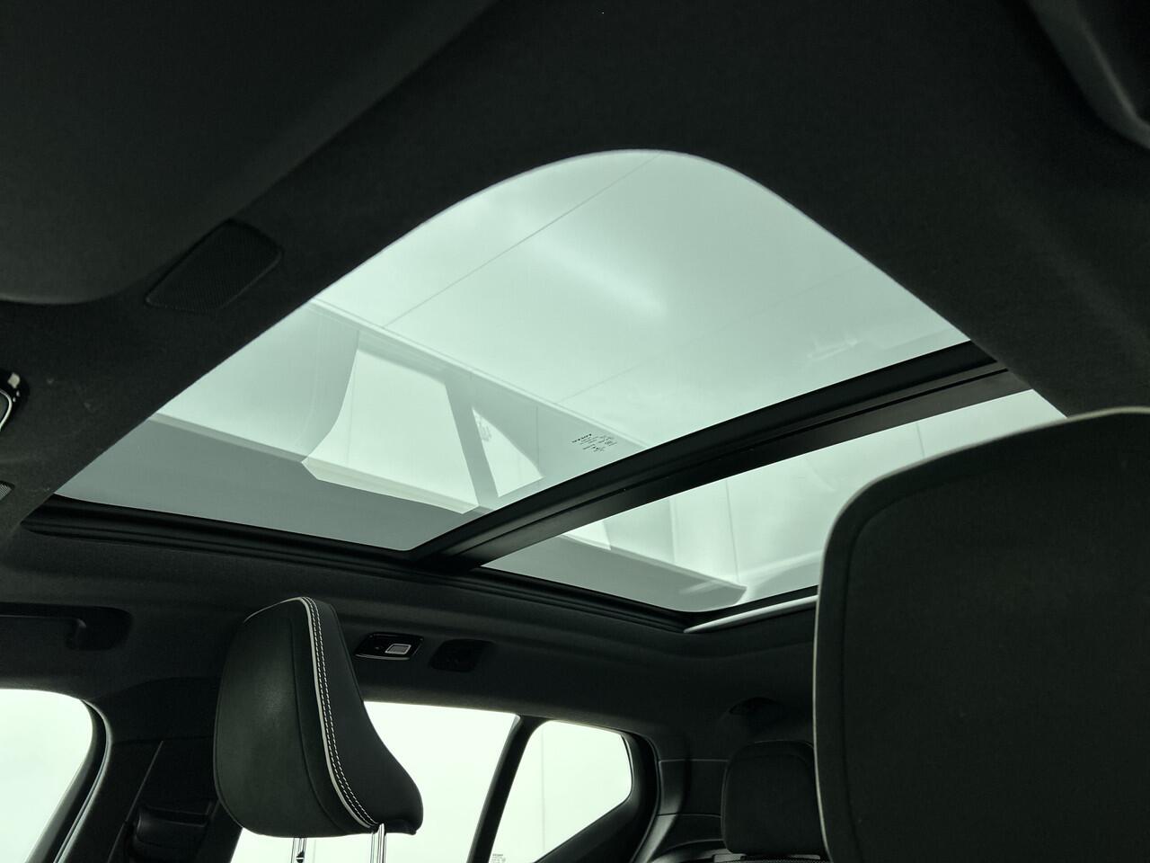 Volvo XC40 Recharge P8 AWD R-Design Navigatie | Camera | Pano-dak | Trekhaak wegklapbaar