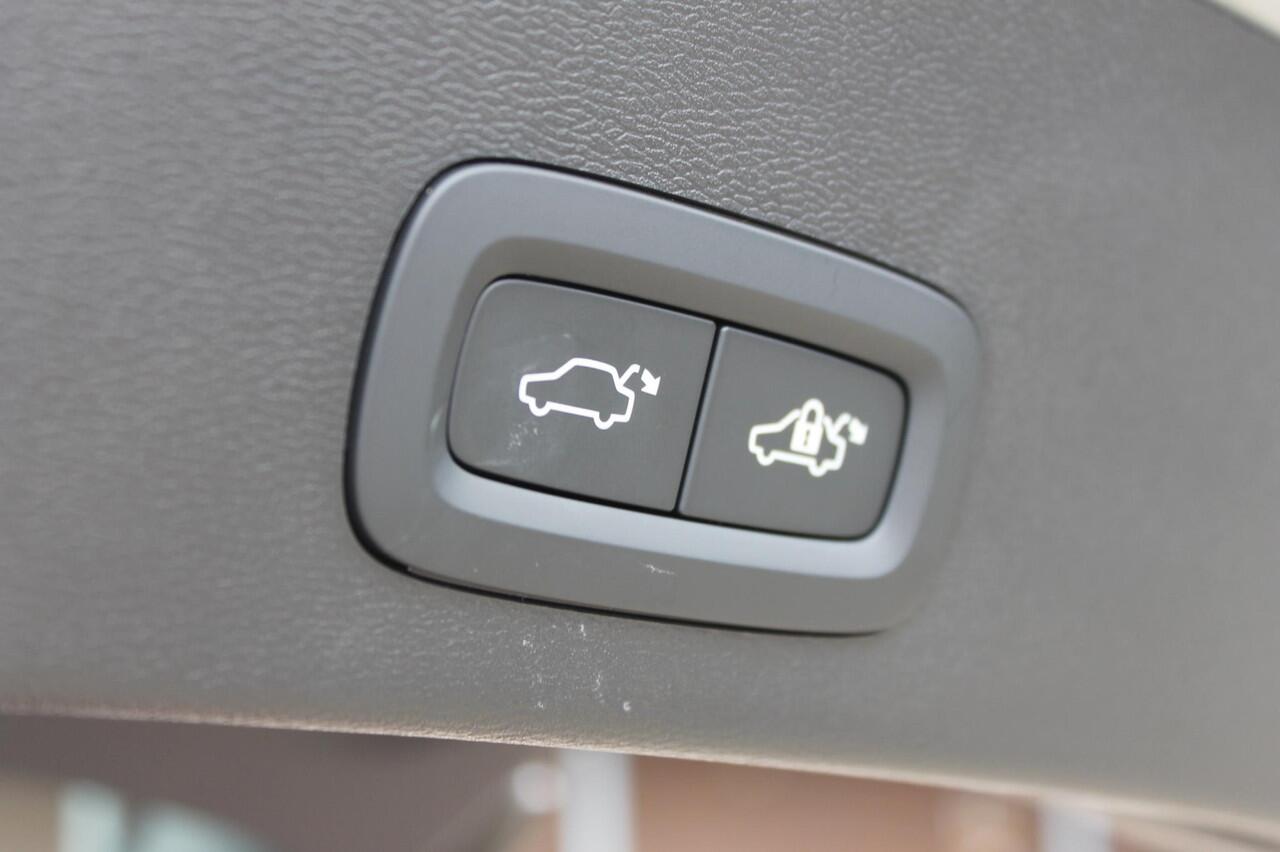 Volvo XC40 B4 211PK Automaat Plus Dark Google Infotainment / Verwarmbare voorruit / Semi elektrisch wegklapbare trekhaak / Elektrisch verstelbare voorstoelen met geheugen op de bestuurdersstoel