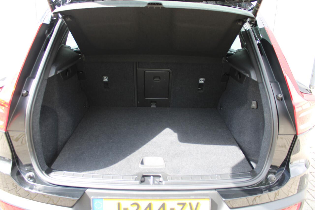 Volvo XC40 Recharge P8 AWD R-Design | Trekhaak | Parkeer camera | BLIS |