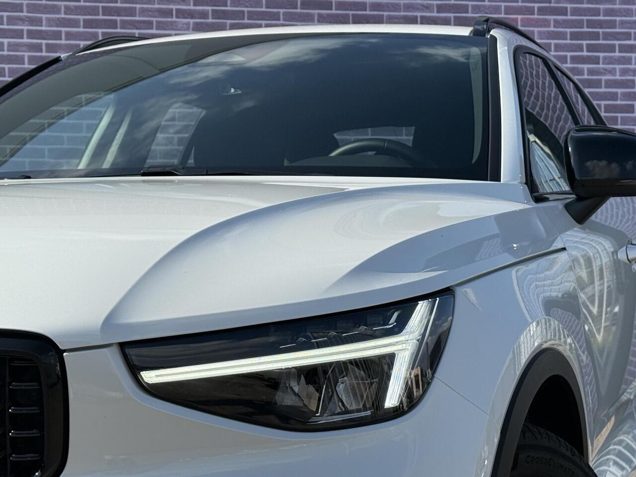 Volvo XC40 2.0 B4 Plus Dark | Trekhaak | 19" | Adaptieve cruise control | Harman & Kardon | Elektrisch verstelbare voorstoelen | Stoel/stuur verwarming |