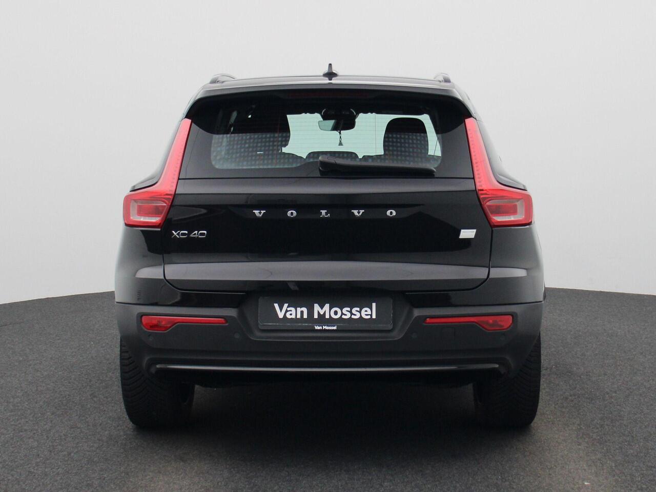 Volvo XC40 Recharge Core 232PK | Allseason-banden | Grootlicht-assistent | Achteruitrijcamera + parkeersensoren | Climate control | Apple CarPlay & Android Auto