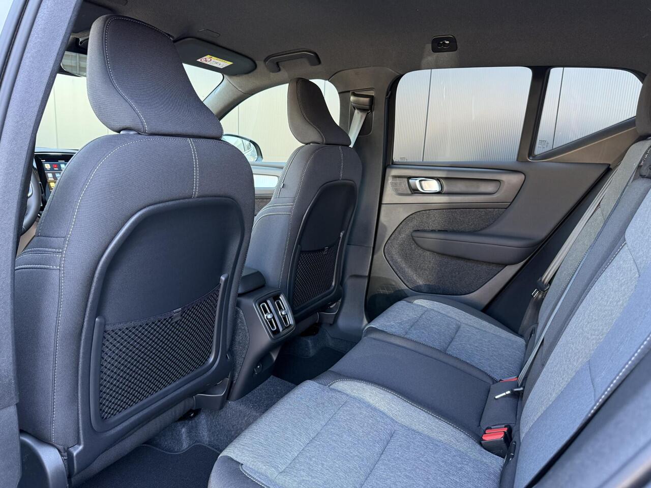 Volvo XC40 2.0 B4 Plus Dark , Automaat, Stoel+Stuur Verwarming, 360 Camera, Elek. Verstelbare stoel met geheugen, Harman/Kardon, Adaptive Cruise, Extra Getint Glas, Google, Carplay, DAB, Keyless, Verwarmde Voorruit,