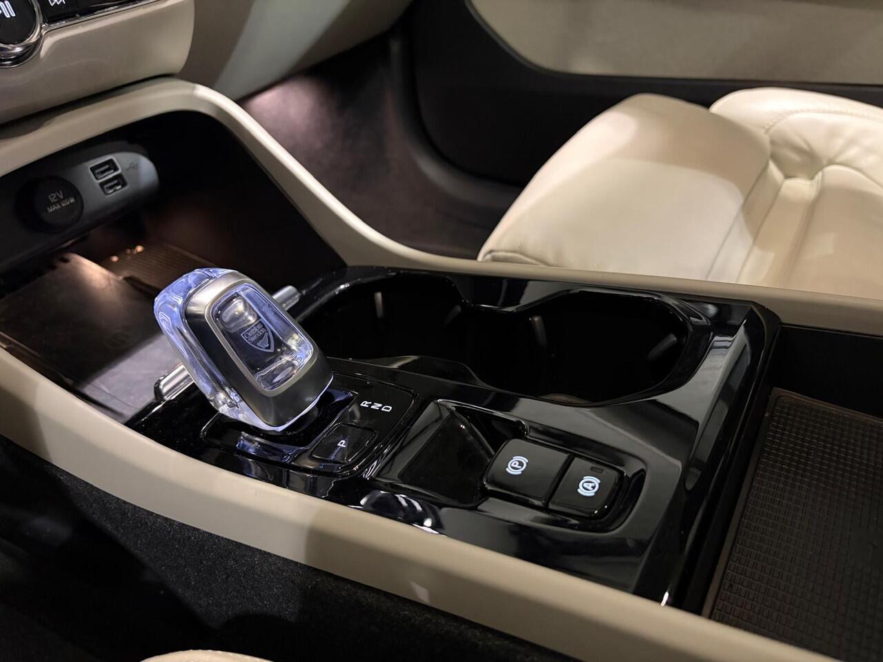 Volvo XC40 T4 Aut. Plug-in Hybrid Ultimate Dark ACC Parkeercamera 211pk