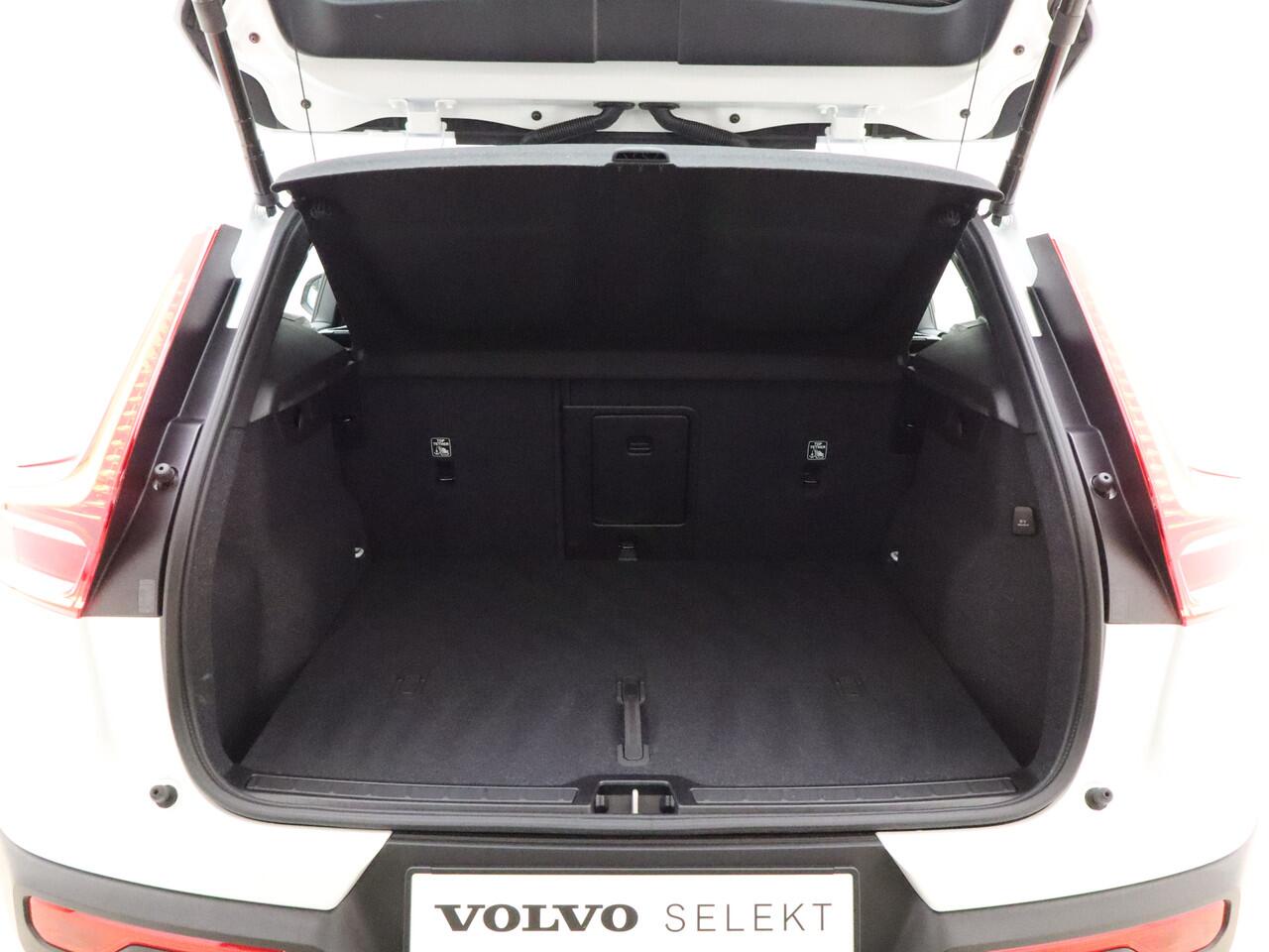 Volvo XC40 B4 211pk Plus Dark / Harman en Kardon audio / Keyless entry / Elektr. stoelen / Trekhaak / Stoel /- en stuurverwarming / Camera /