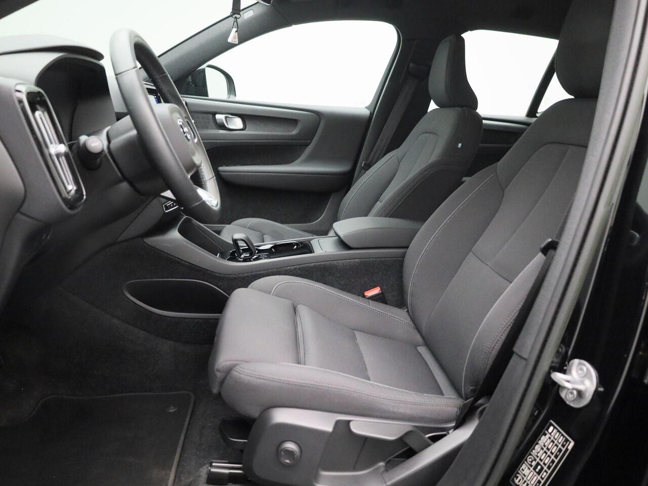 Volvo XC40 Recharge Core 232PK | Allseason-banden | Grootlicht-assistent | Achteruitrijcamera + parkeersensoren | Climate control | Apple CarPlay & Android Auto