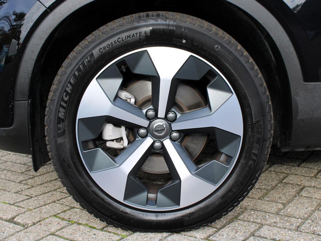 Volvo XC40 2.0 B4 Plus Dark Automaat / Trekhaak / Harman Kardon Audio / All seasonbanden / Google Maps navi