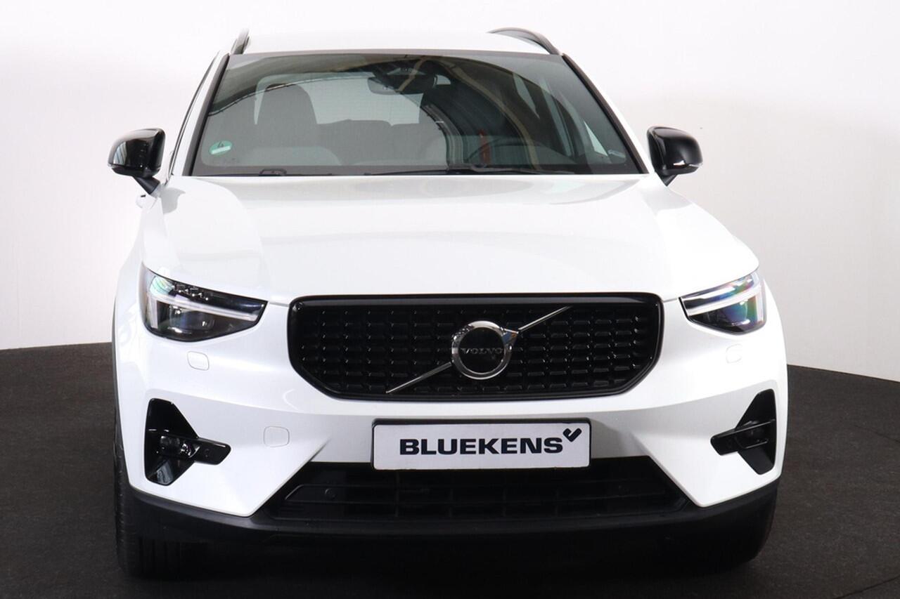Volvo XC40 B3 Plus Dark - IntelliSafe Assist & Surround - Harman/Kardon audio - Parkeercamera achter - Verwarmde voorstoelen & stuur - Parkeersensoren voor & achter - Elektr. bedienb. voorstoelen met geheugen links - Draadloze tel. lader - Extra getint glas - 18' LM