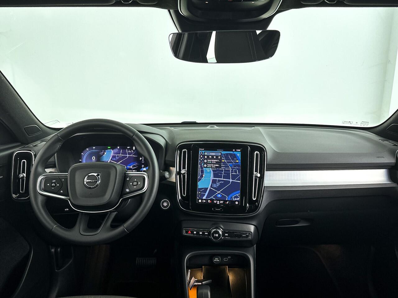 Volvo XC40 B4 Aut. Plus Dark | Stoel- en Stuurverwarming | Harman Kardon | Parkeercamera | Trekhaak