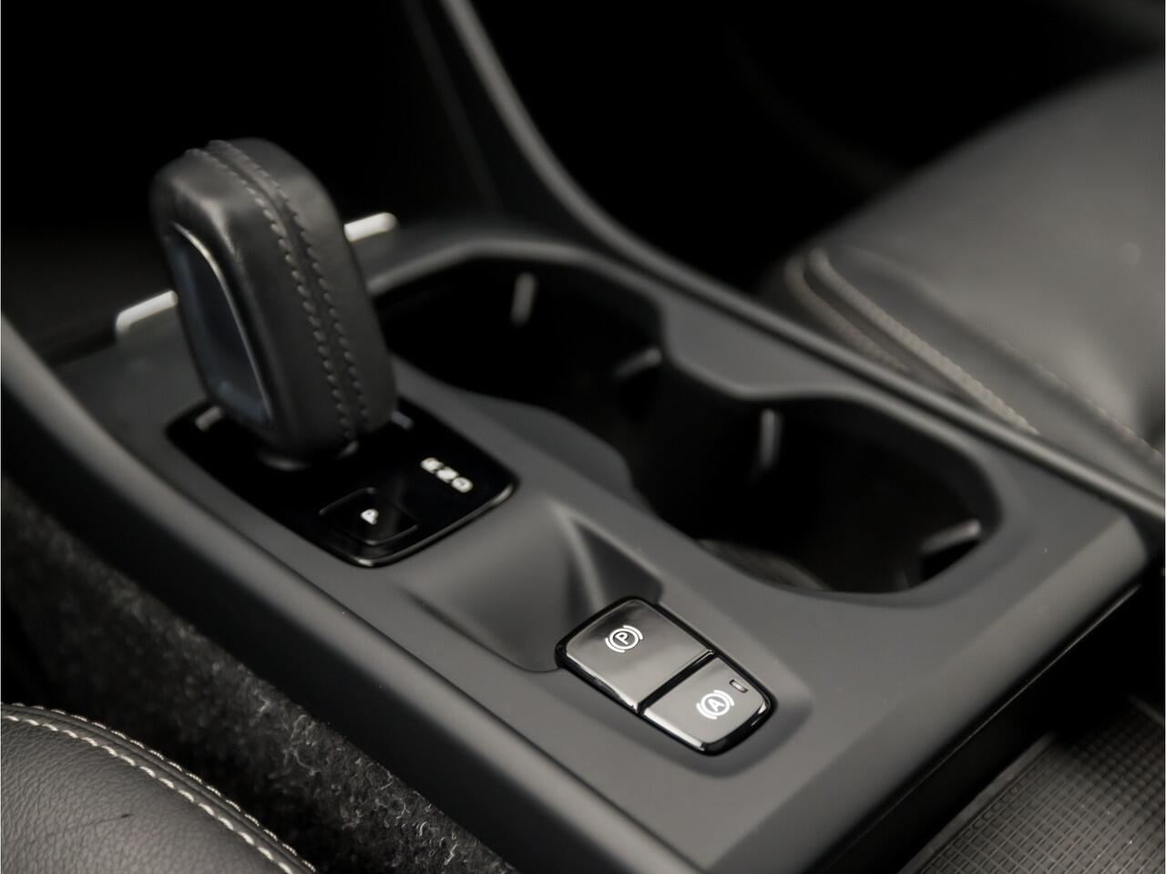 Volvo XC40 1.5 T5 Recharge Inscription 262Pk Automaat (PANORAMADAK, APPLE CARPLAY, LEDER, STUUR/STOELVERWARMING, TREKHAAK, CAMERA, KEYLESS, GETINT GLAS, ADAPTIVE CRUISE, ELEK ACHTERKLEP, NIEUWSTAAT)