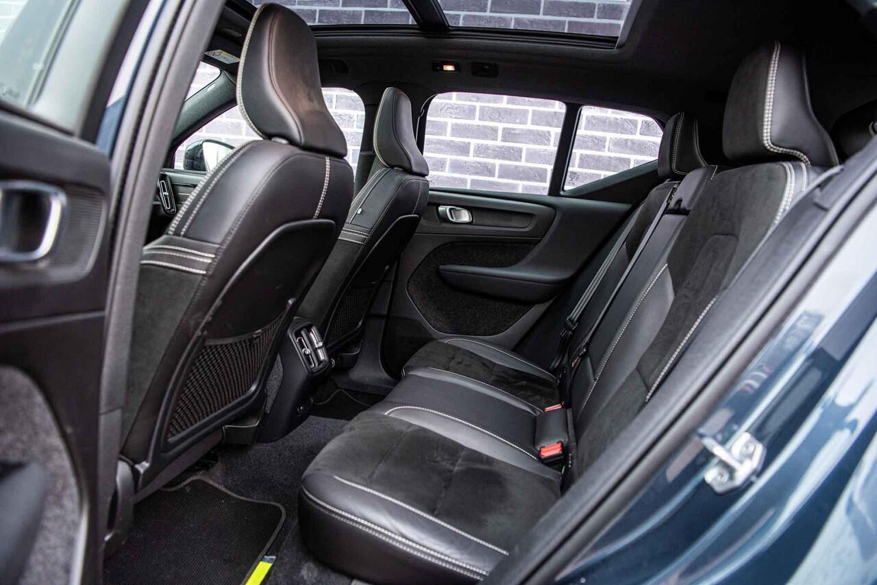 Volvo XC40 Recharge Twin Pro | Power Seats | Trekhaak | Panoramadak | 360 Camera | Harman Kardon | Adaptieve Cruise Control |