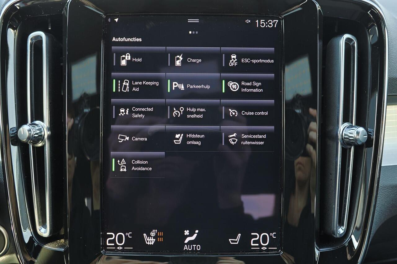Volvo XC40 T5 Recharge Plus Dark - IntelliSafe Assist - 360º Camera - Harman/Kardon audio - Verwarmde voorstoelen & stuur - Parkeersensoren voor & achter - Elektr. bedienb. voorstoelen met geheugen links - Draadloze tel. lader - Extra getint glas - 19' LMV