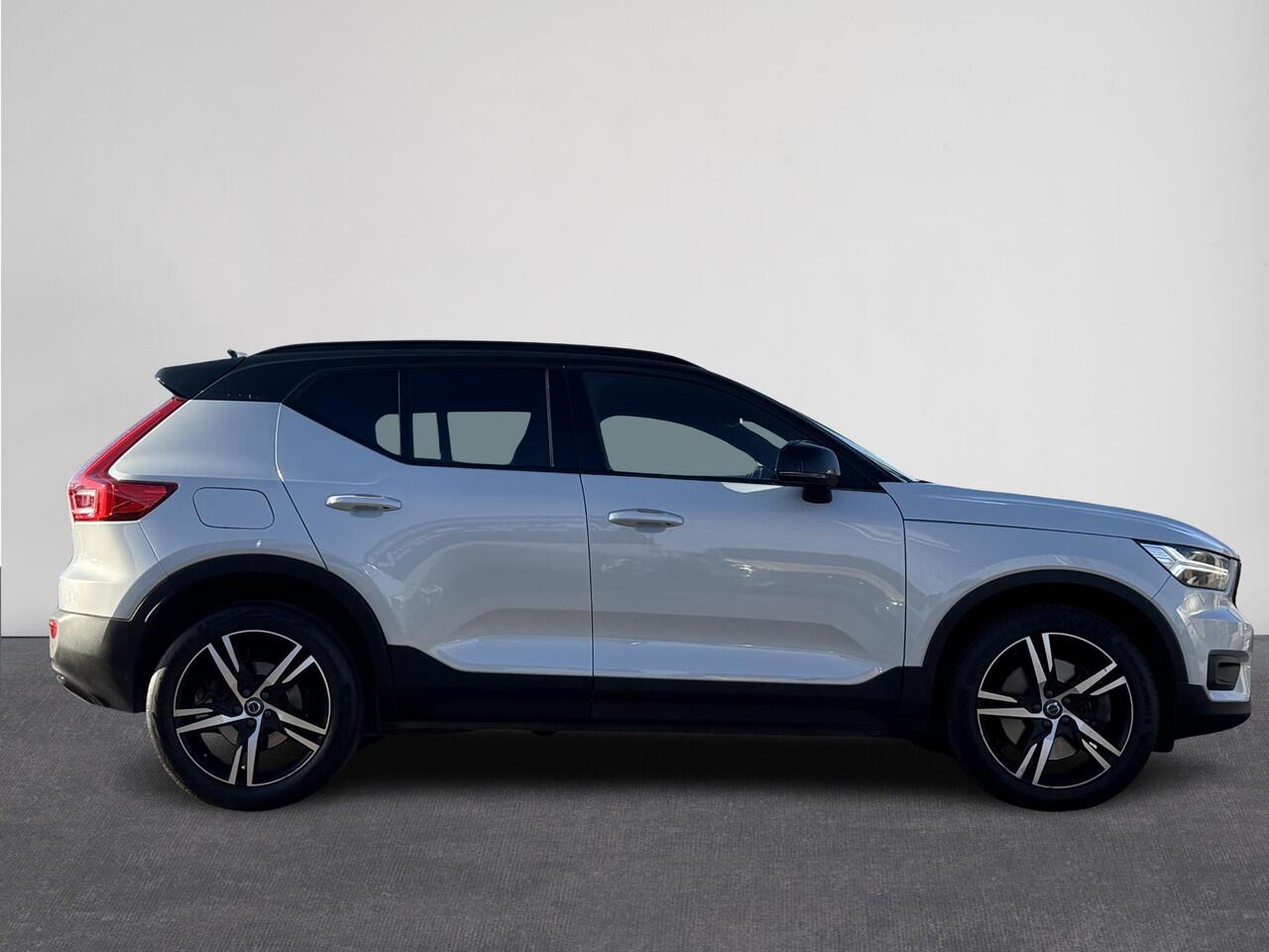 Volvo XC40 1.5 T4 Automaat Recharge R-Design Expression | Full Map Navigatie | Standkachel | Apple Carplay/Android Auto | DIgitaal Dashboard | LED Verlichting | 19"Lmv | 2 Zone Climate Control | Electrische Achterklep KeylessGo | High Performance Audio( Vestiging - 