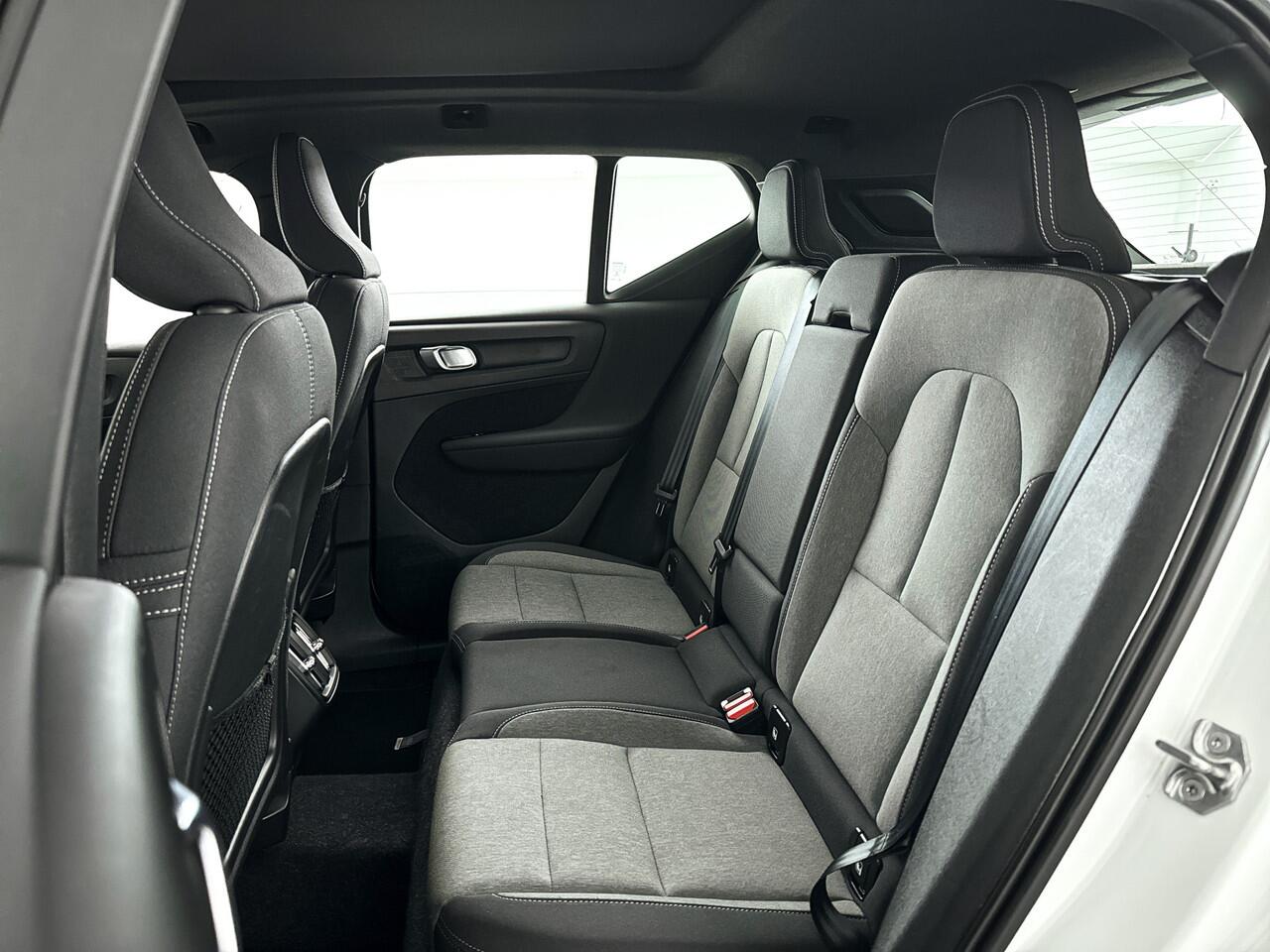 Volvo XC40 T2 Aut. Business Pro | Panoramadak | Stoel- en stuurverwarming | Parkeercamera | Trekhaak