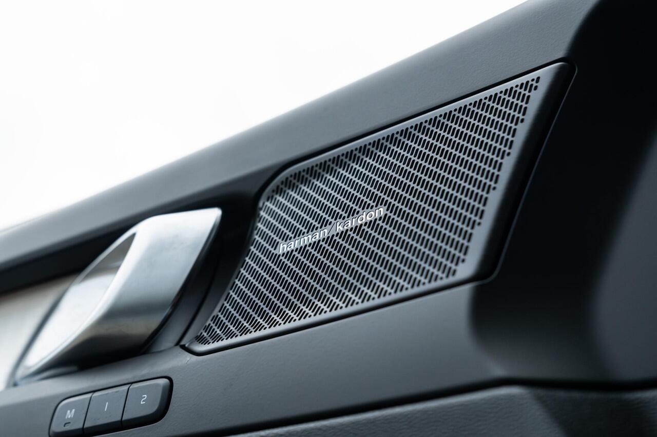 Volvo XC40 B4 Plus Dark Aut | Trekhaak 2000 kg | All-seasonbanden | BLIS | Adaptive Cruis control | 19" Wielen | Verw.voorstoelen | Verw. voorruit | Parkeercamera |