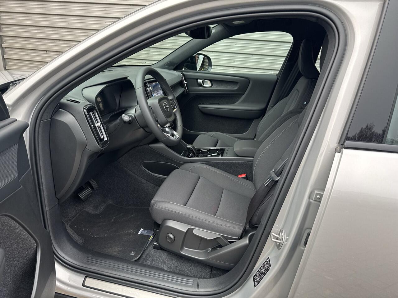 Volvo XC40 Single Motor Extended Range Plus 82 kWh / uit voorraad leverbaar / Speciale showroom aanbieding / ¤ 7392 voordeel /