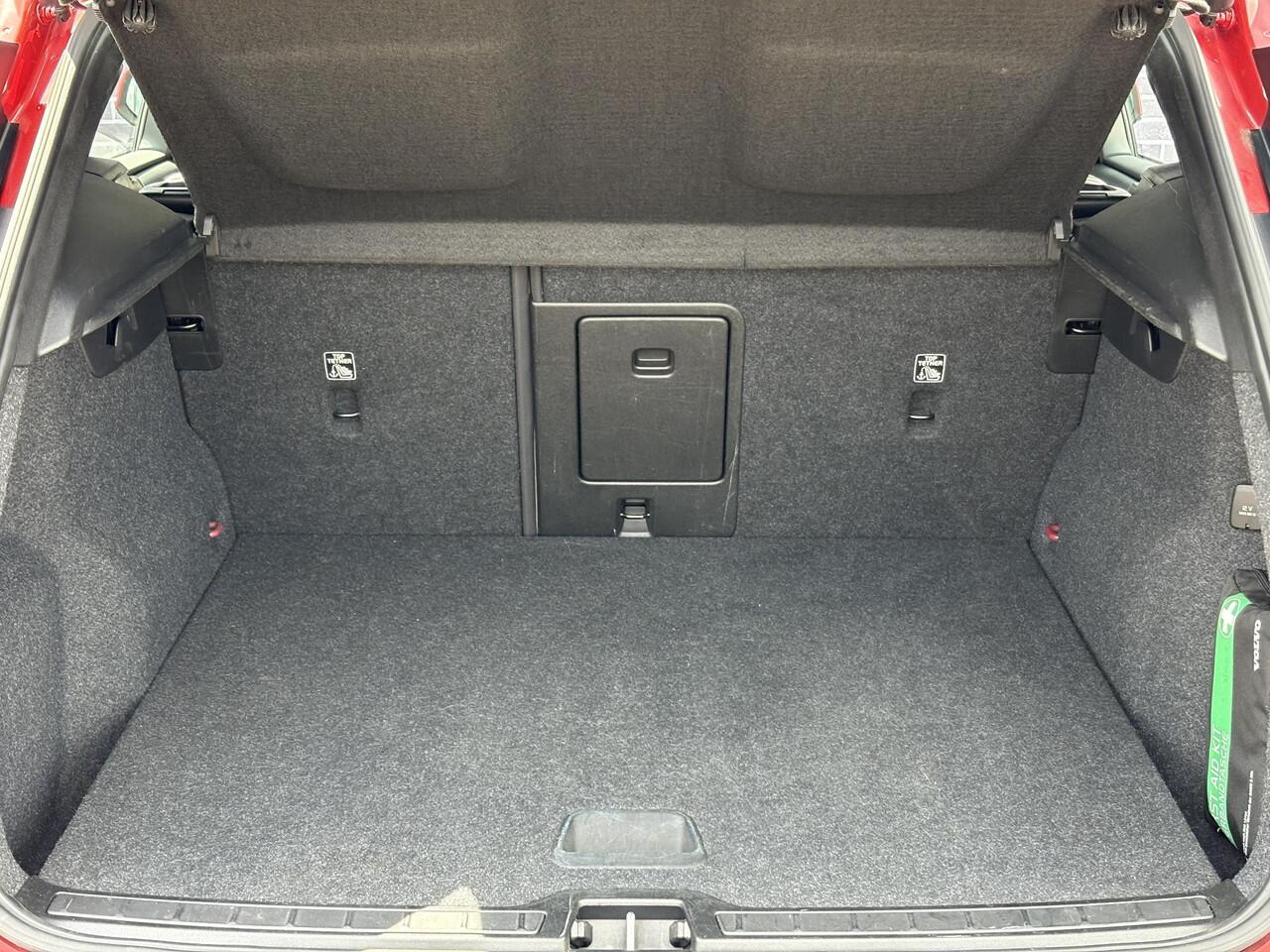 Volvo XC40 1.5 T2 Momentum Business | Leder | Keyless entry | Elektrische achterklep | Adaptieve Cruise controle | Parkeersensoren V+A |