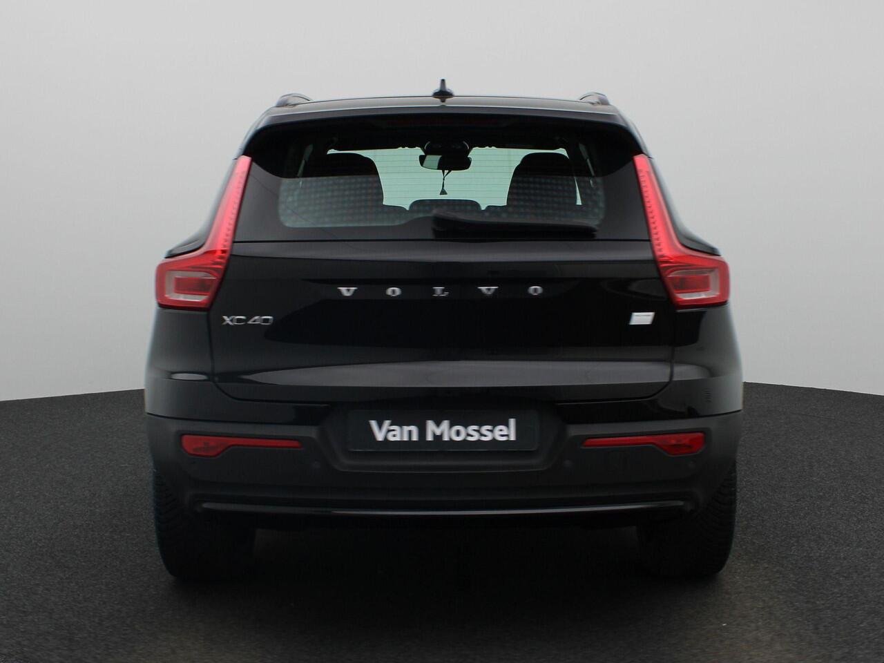 Volvo XC40 Recharge Core 232PK | Allseason-banden | Grootlicht-assistent | Achteruitrijcamera + parkeersensoren | Climate control | Apple CarPlay & Android Auto