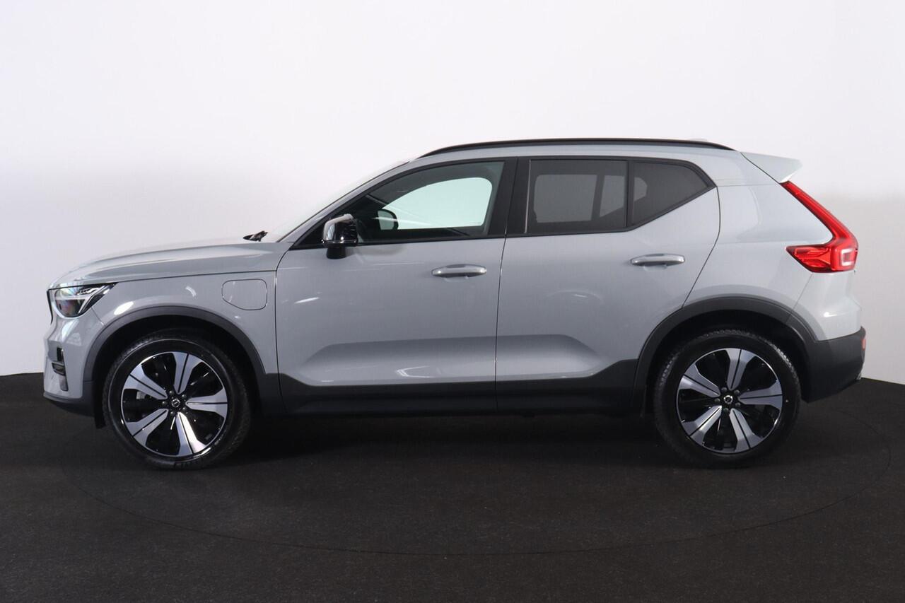 Volvo XC40 T5 Recharge Plus Dark - IntelliSafe Assist - 360º Camera - Harman/Kardon audio - Verwarmde voorstoelen & stuur - Parkeersensoren voor & achter - Elektr. bedienb. voorstoelen met geheugen links - Draadloze tel. lader - Extra getint glas - 19' LMV