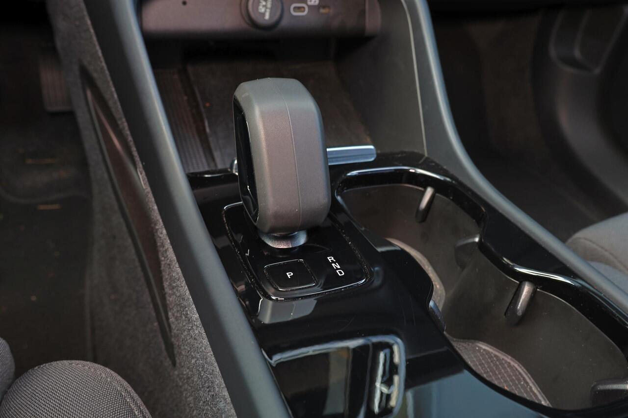 Volvo XC40 Extended Range Plus 82 kWh - IntelliSafe Assist & Surround - Parkeercamera achter - Verwarmde voorstoelen & stuur - Parkeersensoren voor & achter - Draadloze tel. lader - Warmtepomp - Extra getint glas - 19' LMV