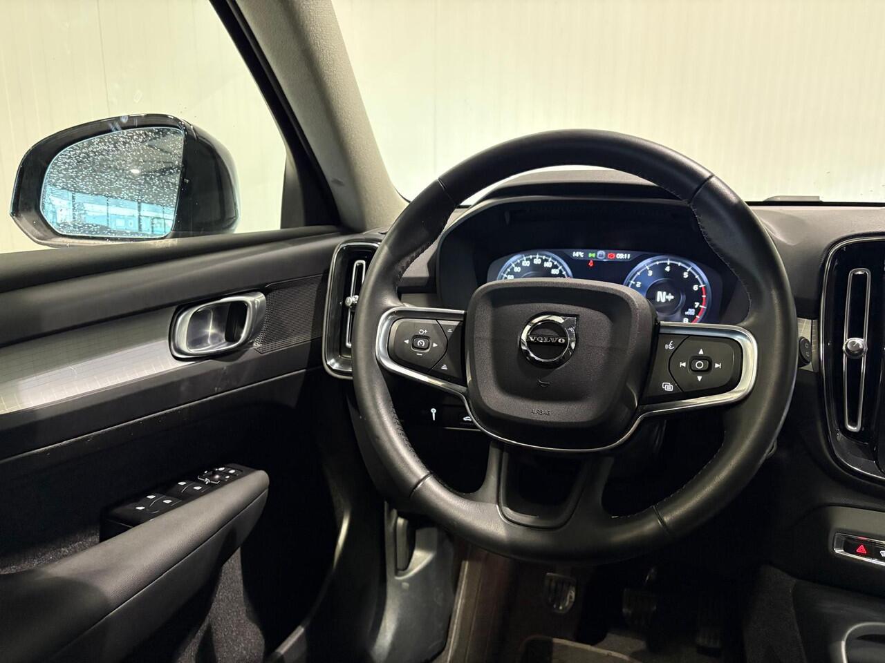 Volvo XC40 T2 Momentum Leder Panoramadak Parkeercamera 129pk