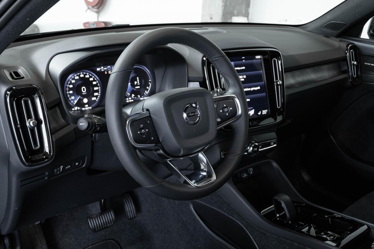 Volvo XC40 T4 Automaat Recharge Inscription | Semi Elektrische Wegklapbare trekhaak | Panoramadak | Harman Kardon Premium Audio | Stoel en Stuurwielverwarming | 360° Parkeercamera | | 4-Seizoenenbanden | Parkeersensoren voor + achter | Parkeerverwarming | Adaptive C