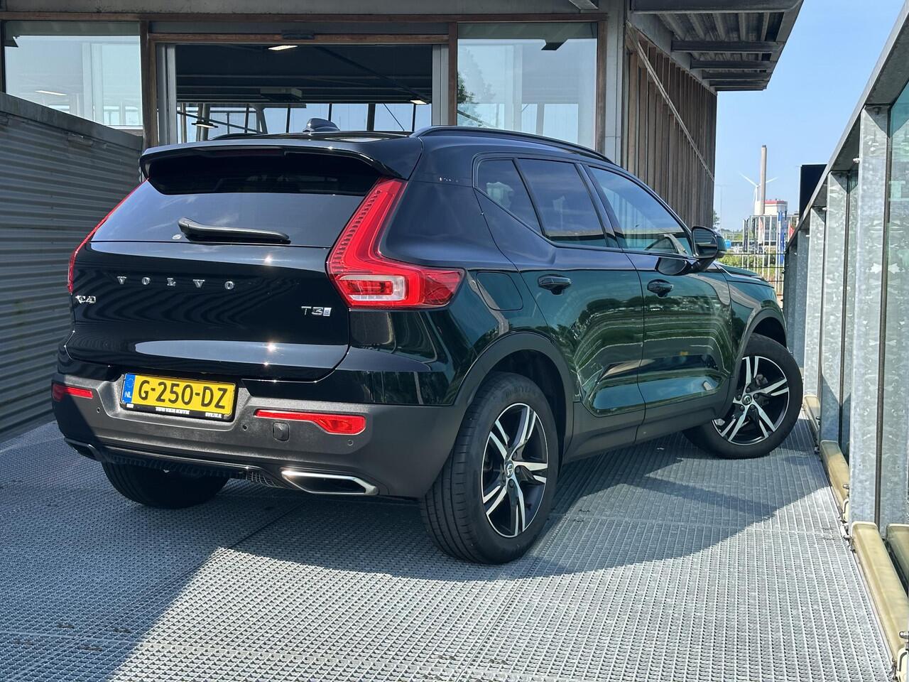 Volvo XC40 1.5 T3 R-Design Automaat, Panoramadak, Trekhaak semi elektrisch inklapbaar, Driver assist, BLIS, Intellisafe, Stoelverwarming, Stuurverwarming