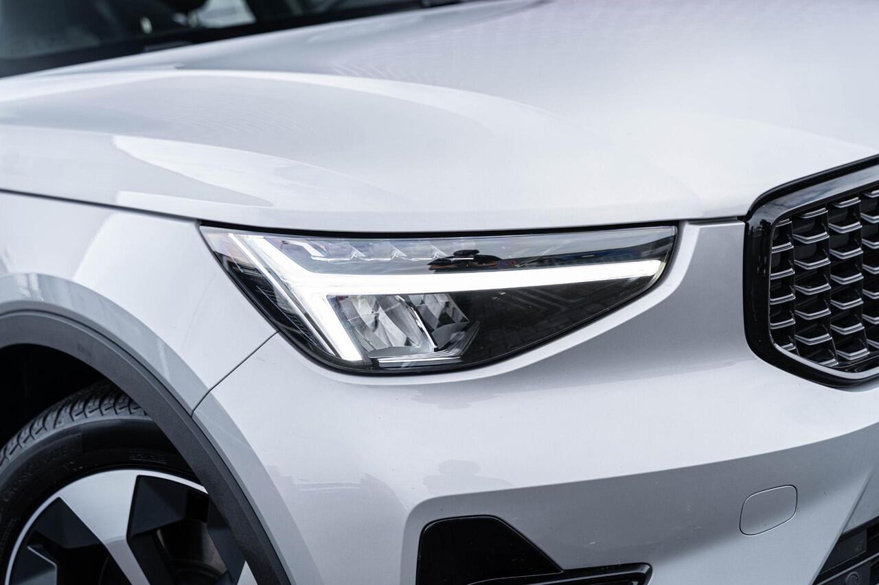 Volvo XC40 2.0 B4 Plus Dark | Trekhaak | Google | Dodehoekdetectie | Adaptieve Cruise Control | Stoel + stuurverwarming | 19" LM | Verwarmbare voorruit |