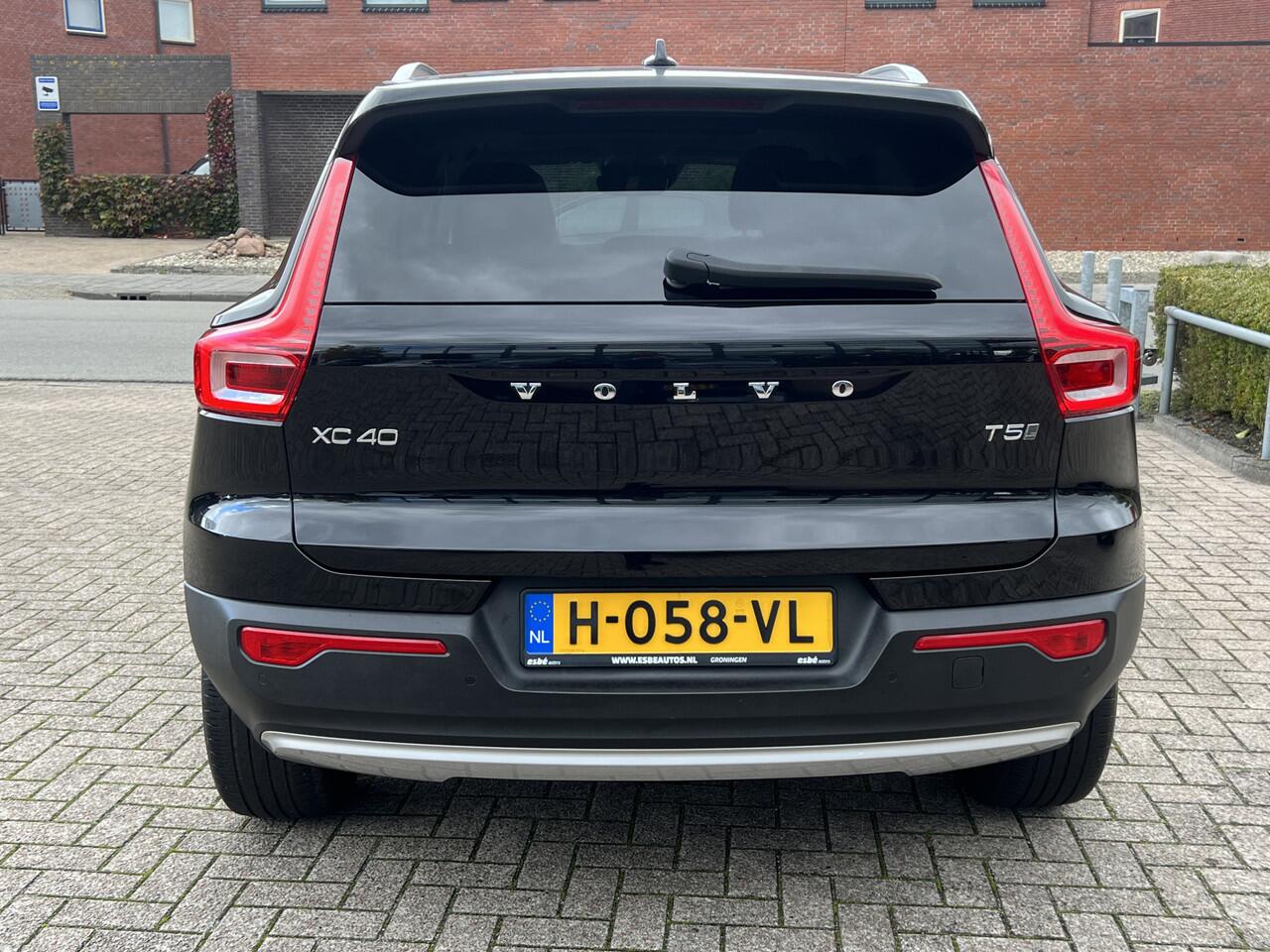 Volvo XC40 1.5 T5 Recharge 262 pk Momentum Pro Panoramadak Camera Parkeersensoren Navigatie Stoelverwarming Led Koplampen Plug In Hybride NL Auto 1e Eigenaar Lage Kilometerstand