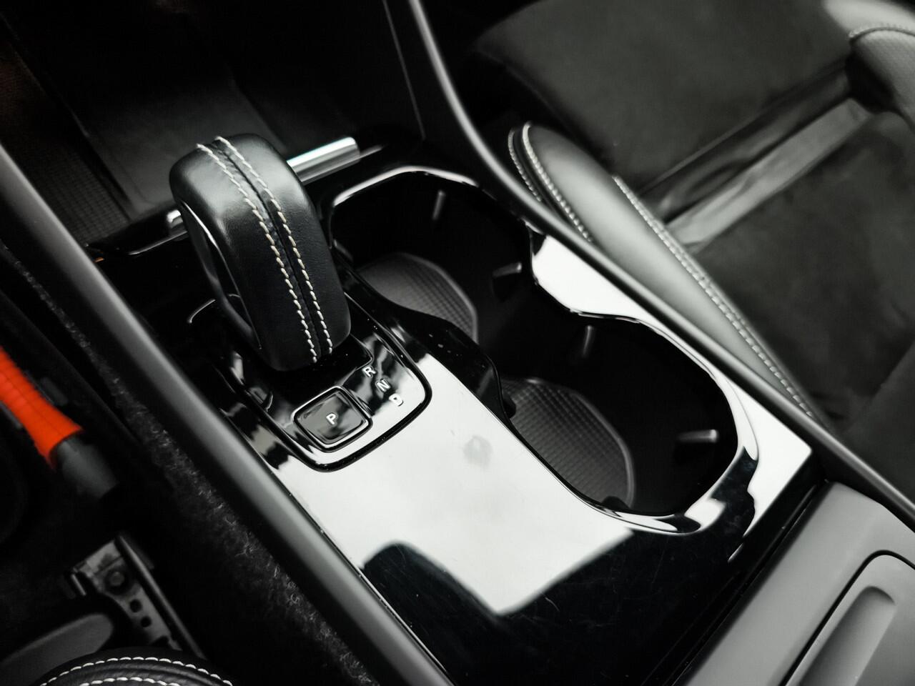 Volvo XC40 Recharge P8 AWD R-Design 3-Fase 1e-Eig. & Dealer-Onderh. BOVAG-Garantie. NL-Auto.