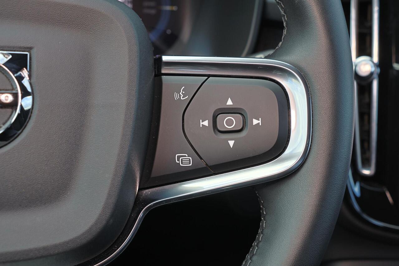 Volvo XC40 Extended Range Plus 82 kWh - IntelliSafe Assist & Surround - Parkeercamera achter - Verwarmde voorstoelen & stuur - Parkeersensoren voor & achter - Draadloze tel. lader - Warmtepomp - Extra getint glas - 19' LMV