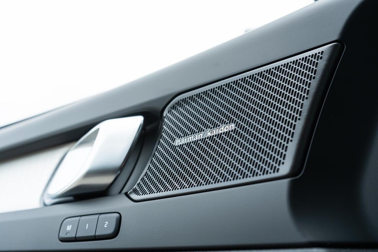 Volvo XC40 B4 Plus Black Edition 197 pk | Op voorraad | Extra getint glas | 20" velgen | Connect suède-textiel/Microtech-bekleding | Google Maps en Google Play Store