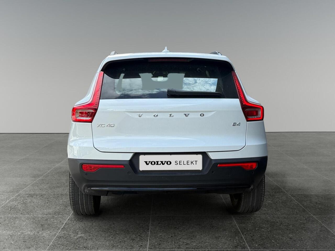Volvo XC40 2.0 B4 Plus Dark | Trekhaak | Verwarmbare voorruit | Stoelverwarming | Harman/Kardon Audio |