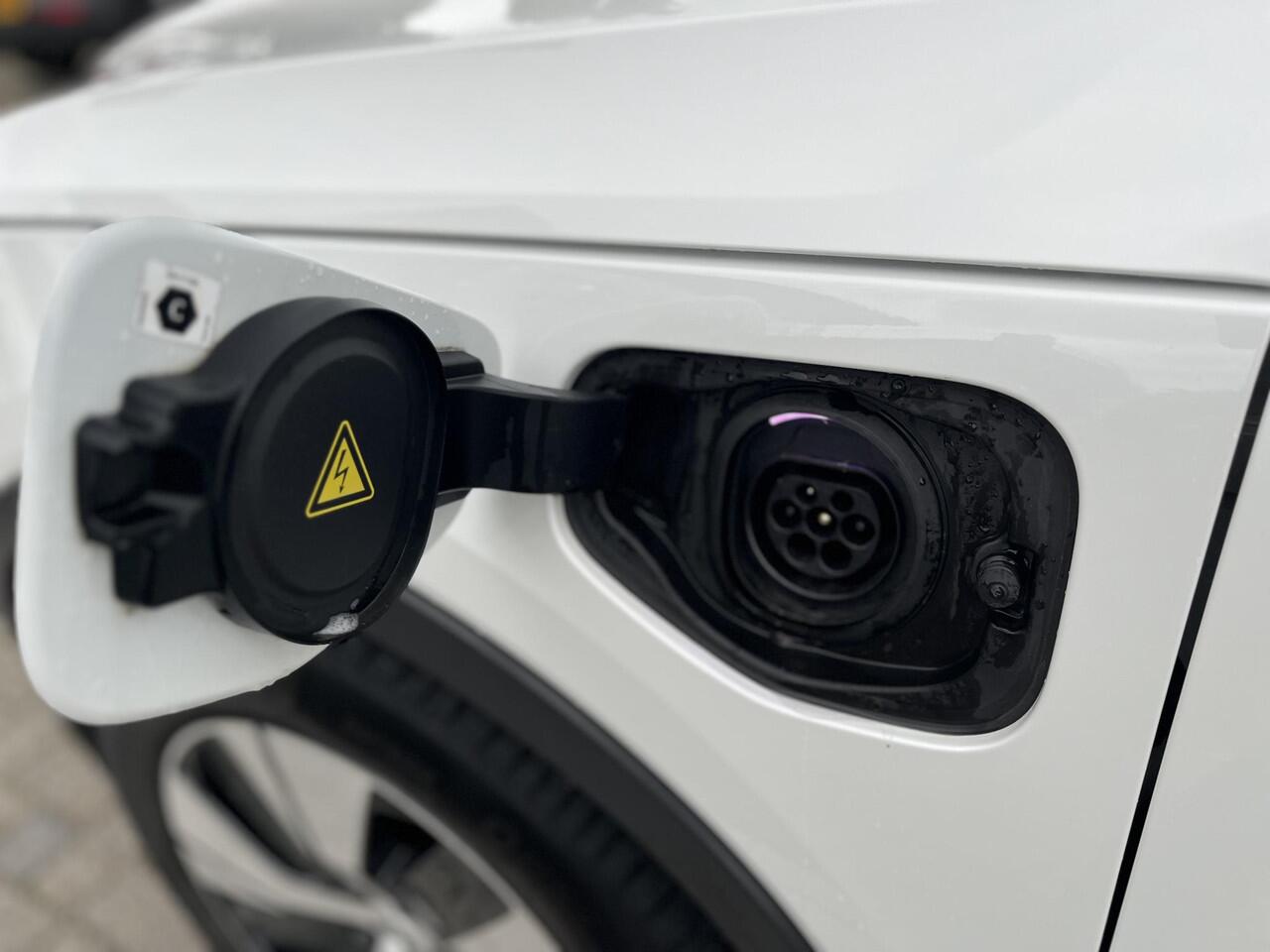 Volvo XC40 T4 Recharge Inscription | Leder | Panoromadak | Trekhaak | Automaat