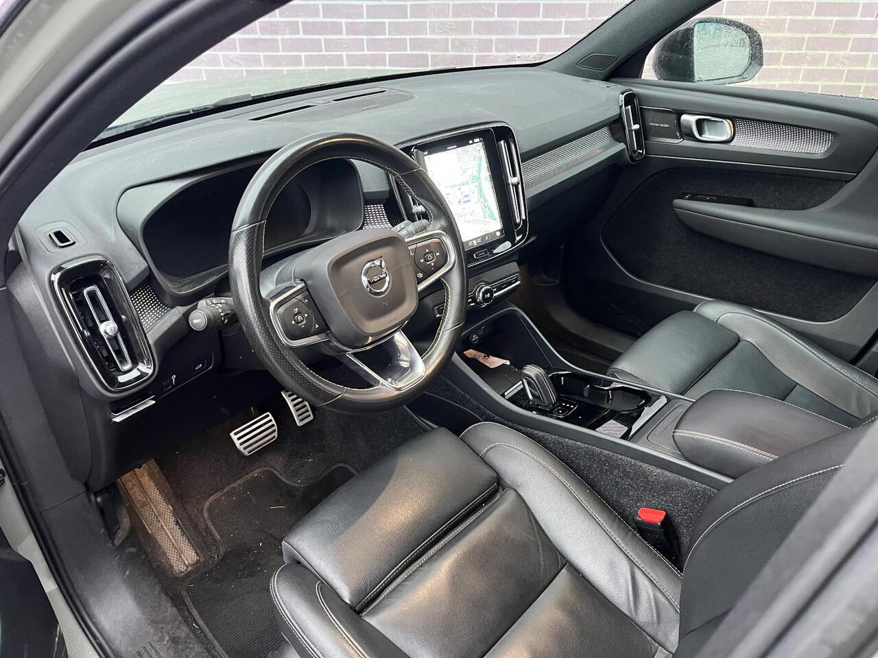 Volvo XC40 Recharge P8 AWD R-Design | Trekhaak | Elektrische stoelverstelling | Stoel-/Stuurverwarming | Dodehoekdetectie | Adaptive Cruis Control | Harman Kardon Audio | Warmtepomp | Parkeercamera | Lederen Bekleding |