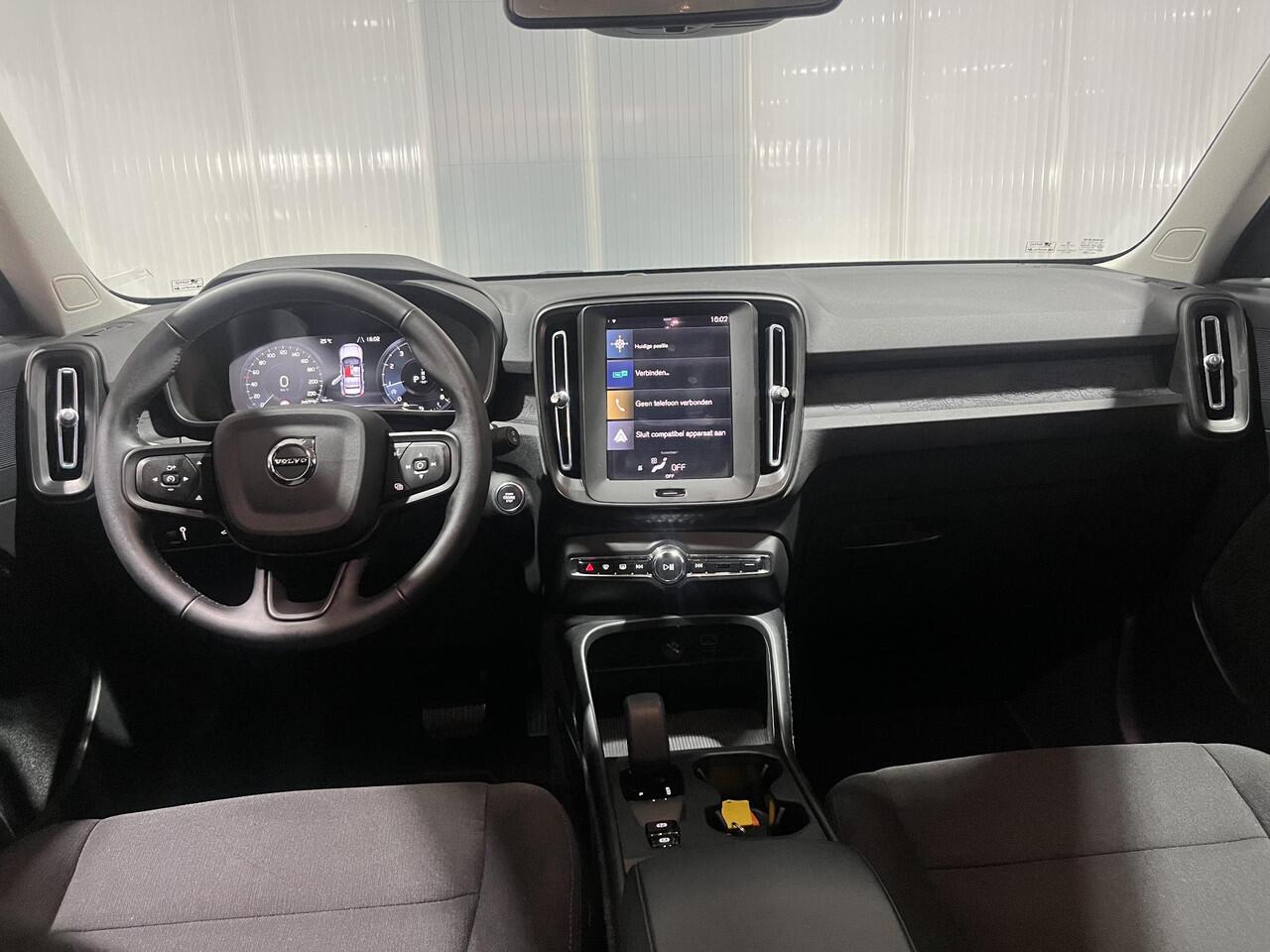 Volvo XC40 1.5 T2 Momentum | LED Koplampen | Parkeersensoren voor en achter | Camera | Navigatie | Dealer onderhouden |