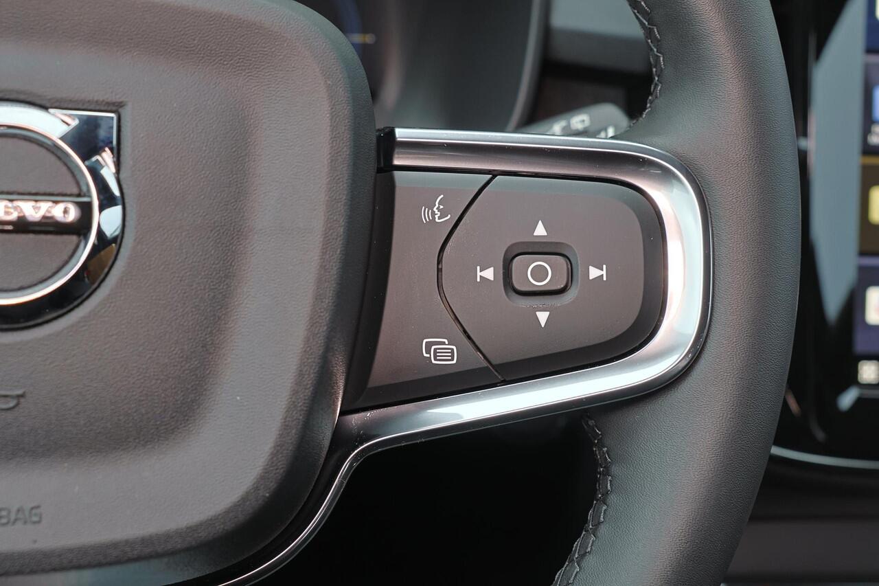 Volvo XC40 Recharge Twin Plus 82 kWh - IntelliSafe Assist & Surround - Parkeercamera achter - Verwarmde voorstoelen & stuur - Parkeersensoren voor & achter - Draadloze tel. lader - Warmtepomp - Extra getint glas - Elektr. inklapbare trekhaak - 19' LMV