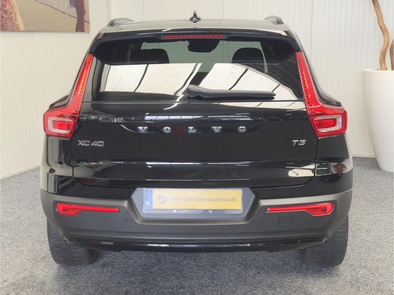 Volvo XC40 1.5 T3 R-DESIGN AUTOMAAT 360 CAMERA LEDER ALCANTARA NAVIGATIE CRUISE CONTROL STOEL EN STUUR VERWARMING KEYLESS GO APPLE CARPLAY/ANDROID RIJSTROOKSENSOREN ZEER MOOI !! 3010