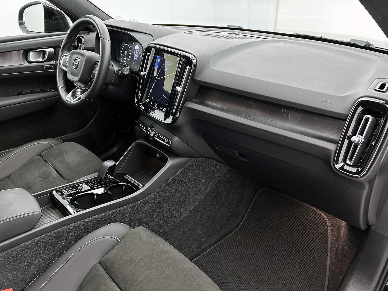 Volvo XC40 1.5 T4 Recharge Ultimate Dark Edition Facelift | BTW | Harman&Kardon | Uitklapbare trekhaak | Stoel/Stuurverwarming | Dodehoek detectie |